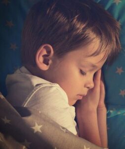 Как уложить ребенка спать: советы, рекомендации и методики для разных возрастов