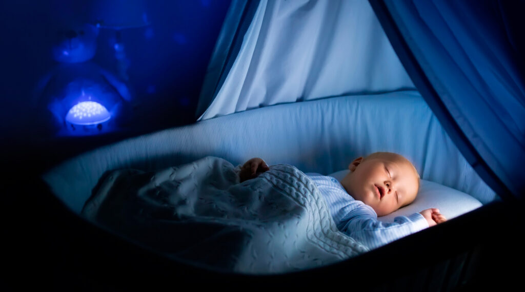 Соблюдаем режим или кормим по требованию: нужно ли будить новорождённого ночью для кормления?
