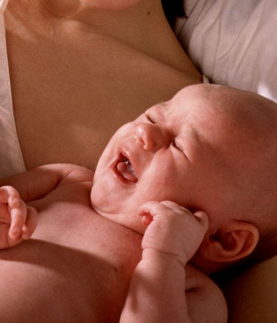 Что такое кишечные колики при грудном вскармливании и как помочь малышу