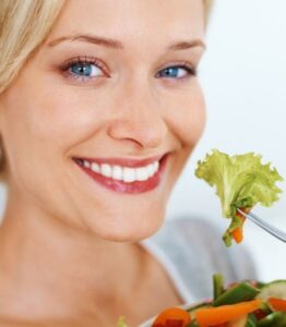 Какие салаты можно включать в рацион питания женщин в период лактации