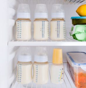 Как правильно собирать и хранить сцеженное молоко