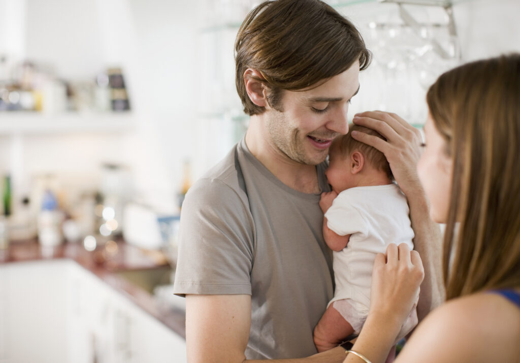 Как правильно и безопасно держать новорожденного ребенка на руках
