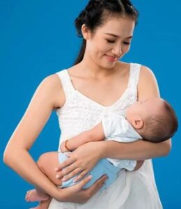 Как правильно и безопасно держать новорожденного ребенка на руках