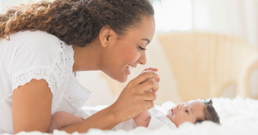 Как развивать новорожденного ребенка: что должен уметь малыш и на что обратить внимание в первую очередь?