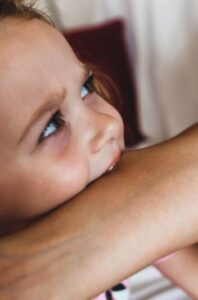 Как отучить ребенка кусаться: причины агрессивного поведения и способы их решения