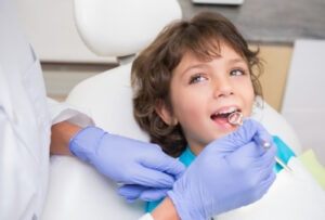 ребенок на осмотре у стоматолога 