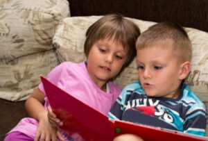 дети читают сказку