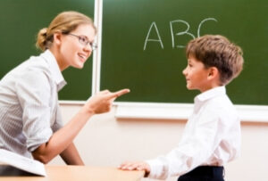 мальчику объясняет учитель
