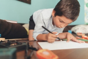ребенок рисует художник