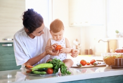 ребенок на кухне и продукты