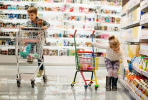 ребенок в магазине с покупками