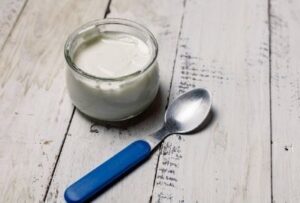 йогурт и ложка для детского питания