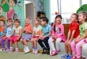 группа детей в детском саду