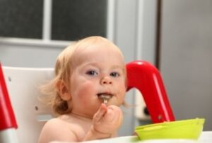 ребенок самостоятельно ест ложкой из тарелки
