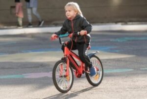 девочка на двухколесном велосипеде