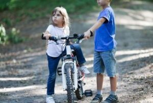 девочка и мальчик с велосипедом