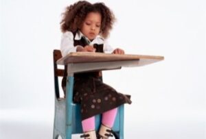 ребенок правильно сидит за столом