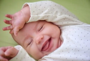 младенец без зубов улыбается