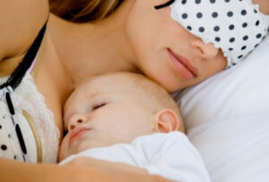 женщина спит с малышом