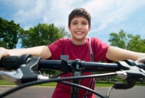 мальчик держи руль велосипеда