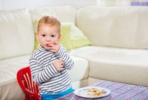 ребенок ест руками из тарелки