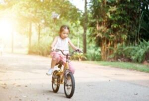 ребенок на велосипеде не крутит педали