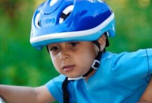 мальчик на велосипеде в шлеме