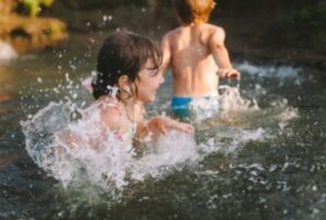 дети плавают в реке