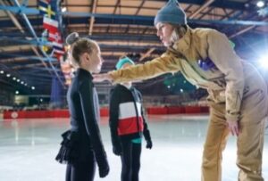 тренер на льду с детьми