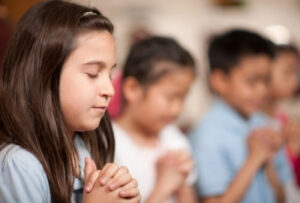 дети молятся