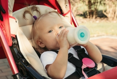 ребенок ест из бутылочки