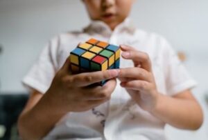 ребенок собирает кубик