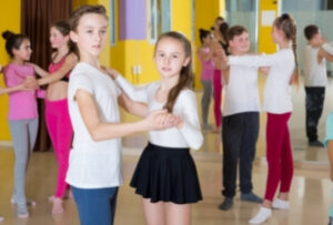 дети учатся танцевать