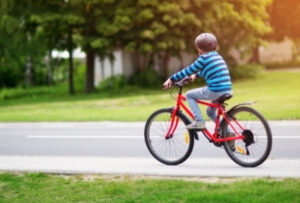 ребенок на 2-колесном велосипеде