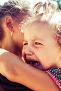 девочка плачет у мамы на руках