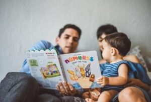 семья читает книжку