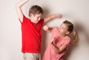 мальчик и девочка ссорятся