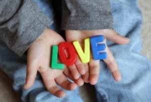 ребенок держит буквы слово любовь
