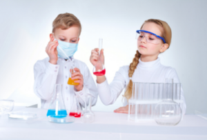 дети занимаются химическими опытами