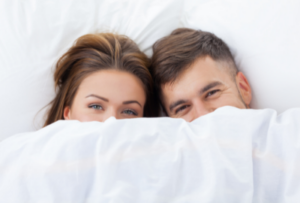 мужчина и женщина под одеялом