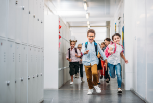 дети бегут в школьном коридоре
