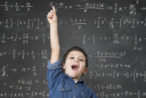 ребенок у доски с формулами математик