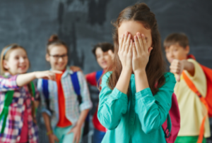 школьники издеваются над одноклассницей