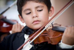 мальчик играет на скрипке